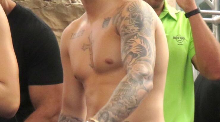 Justin Bieber: Ολοένα και ‘’φουσκώνει’’ το σώμα του [εικόνες]