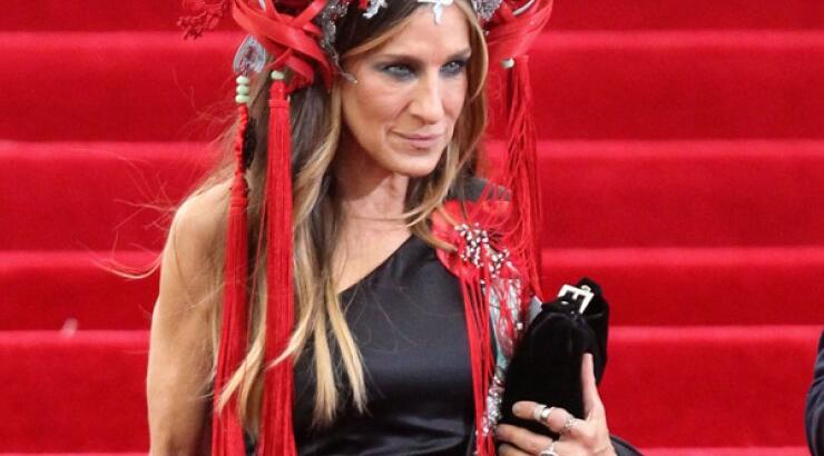 Από ποια γνωστή high street αλυσίδα ντύθηκε η Sarah Jessica Parker για το Met Gala [εικόνες]