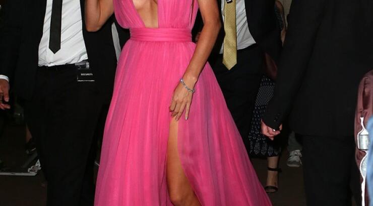 Miranda Kerr: Η ροζ τουαλέτα και το αβυσσαλέο ντεκολτέ [εικόνες]