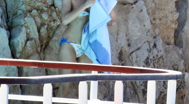 Η Sienna Miller με μαγιό κολάζει [εικόνες]