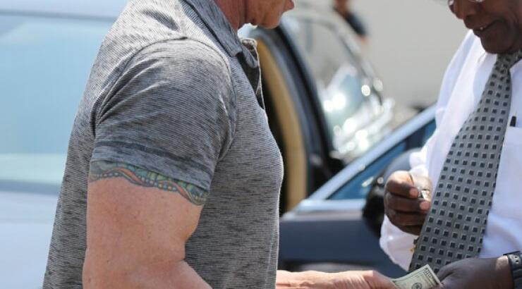 Το τεράστιο ποσό που έδωσε ο Sylvester Stalone σε βοηθό του [εικόνες]