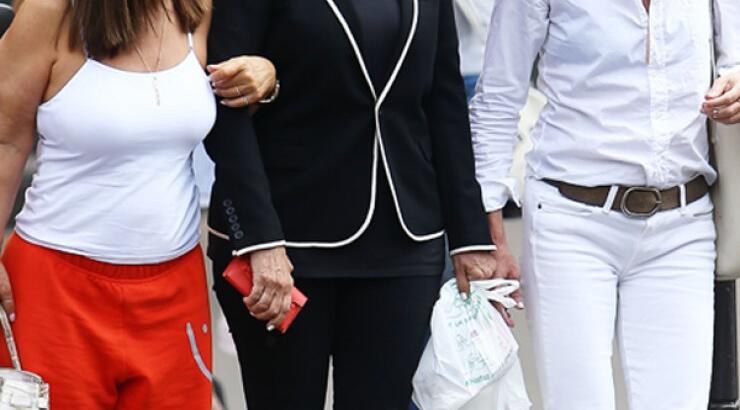 Στο Παρίσι με τις φίλες της η μαμά Kardashian [εικόνες]