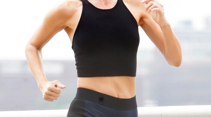 Στα 46 της είναι κουκλάρα με αψεγάδιαστο κορμί [εικόνες]