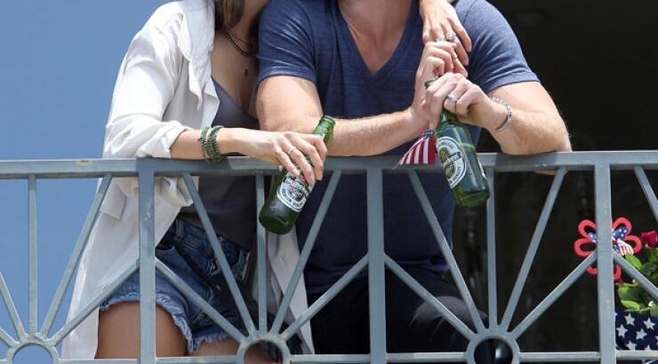 Πονηρά βλέμματα στο μπαλκόνι για διάσημο ζευγάρι [εικόνες]