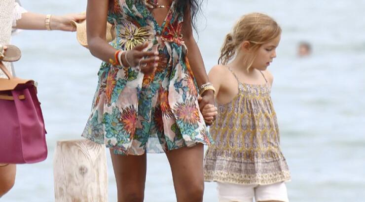 Τι συμβαίνει με τη Naomi Campbell; Υιοθέτησε παιδάκι; [εικόνες]