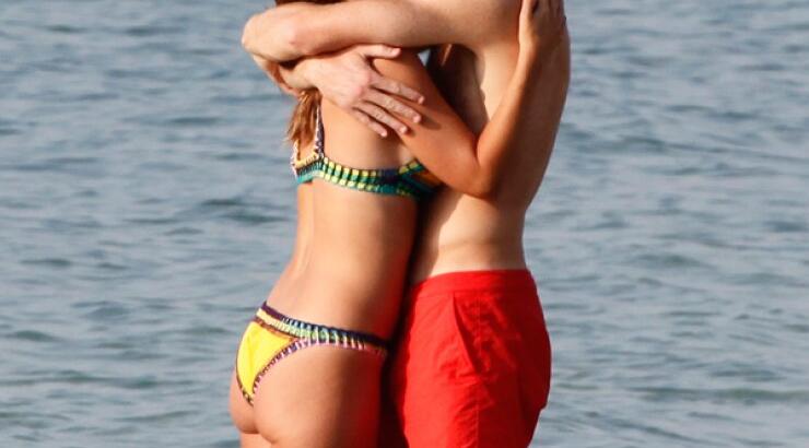 Πασίγνωστος ποδοσφαιριστής κολλημένος με τη σύζυγο σε παραλία [εικόνες]