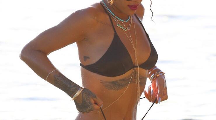 Η Rihanna φοράει το πιο σέξυ μαγιό που έχετε δει ποτέ [εικόνες]