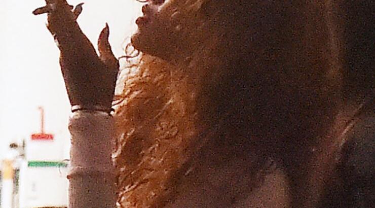 Ξανά με ύποπτο τσιγάρο η Rihanna [εικόνες]