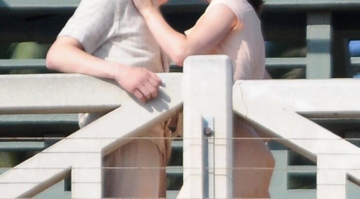 Τα καυτά φιλιά πασίγνωστης σταρ μπροστά σε κόσμο [εικόνες]