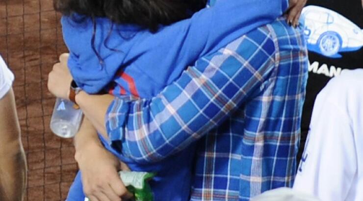 Ατελείωτα φιλιά για διάσημο ζευγάρι μπροστά στο κόσμο [εικόνες]