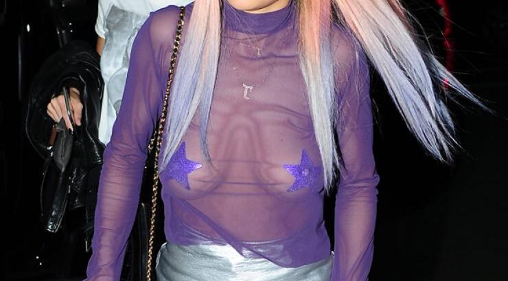 Rita Ora: Με αστεράκια πάνω στο στήθος [εικόνες]