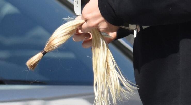 Τι είναι αυτό που κουβαλάει μαζί της η Charlize Theron; [εικόνες]