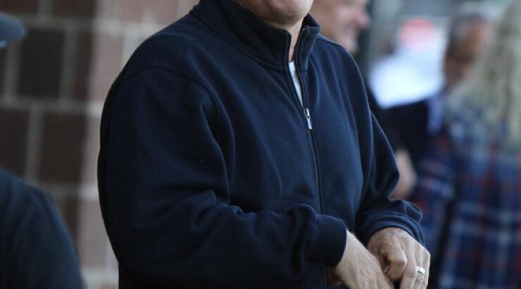 Αγνώριστος διάσημος σταρ με άσπρα μαλλιά και γένια [εικόνες]