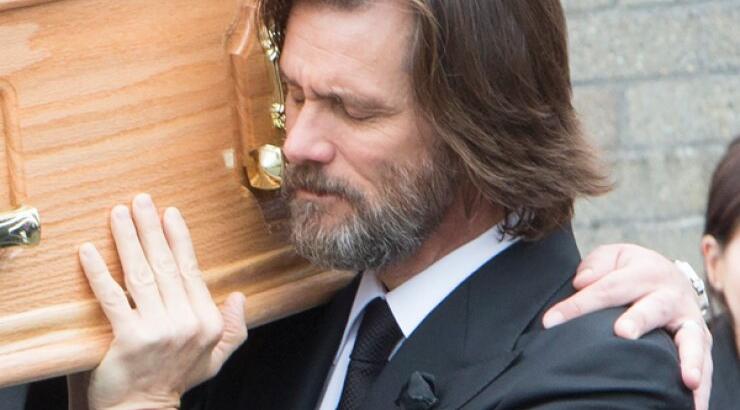 Jim Carrey: Κουβάλησε το φέρετρο της πρώην αγαπημένης του [εικόνες]