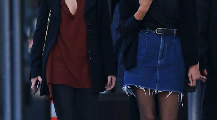 Σαν δυο σταγόνες νερό η Dakota Johnson με την 15χρονη αδερφή της [εικόνες] 