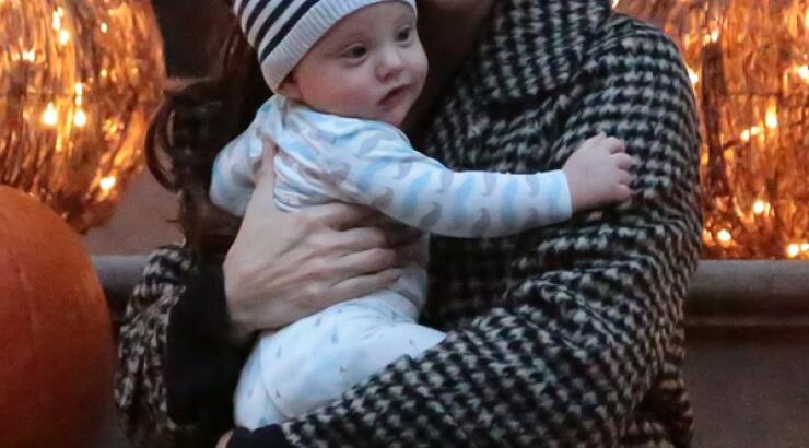 Για πρώτη φορά διάσημη ηθοποιός αγκαλιά με το μωράκι της [εικόνες]