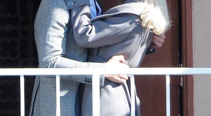 Lady Gaga: Καυτά φιλιά με άγνωστο γοητευτικό άντρα [εικόνες]