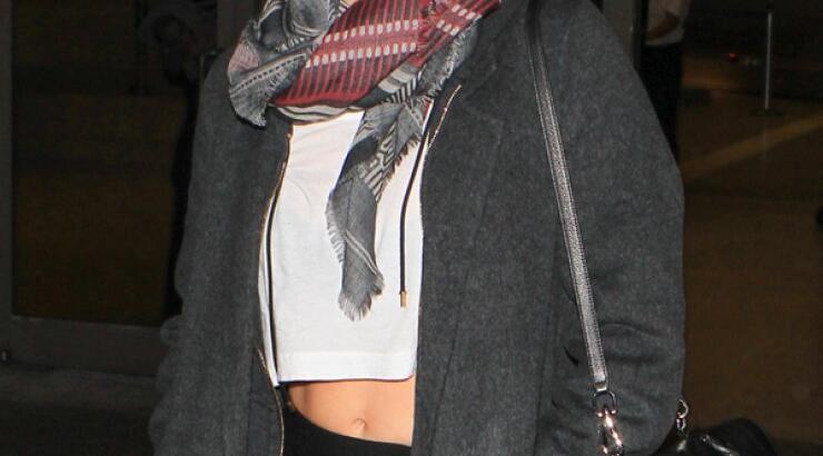 Οι κοιλιακοί διάσημου μοντέλου κάνουν θραύση [εικόνες]