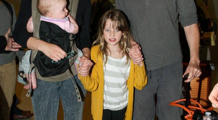 Mila Jovovich: Αγκαλιά με το μωράκι της στο πρώτο του ταξίδι [εικόνες]