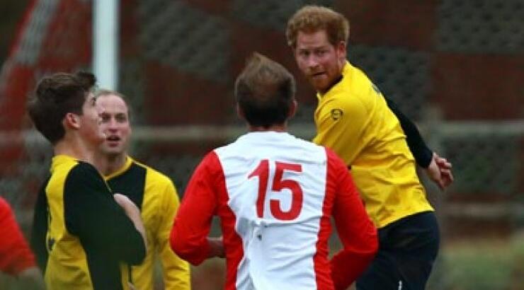 Δείτε τον πρίγκιπα Harry να παίζει ποδόσφαιρο [εικόνες]