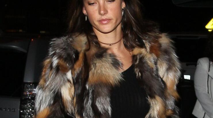 Πασίγνωστο μοντέλο σε βραδυνή έξοδο χωρίς ίχνος μακιγιάζ [εικόνες]