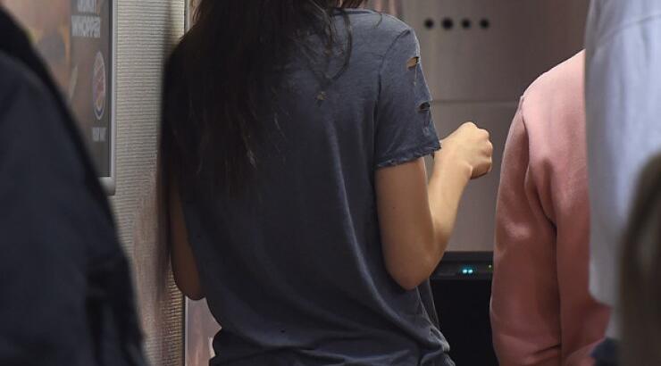 Τσακώσανε την Kendall Jenner να τρώει...βρώμικα [εικόνες]