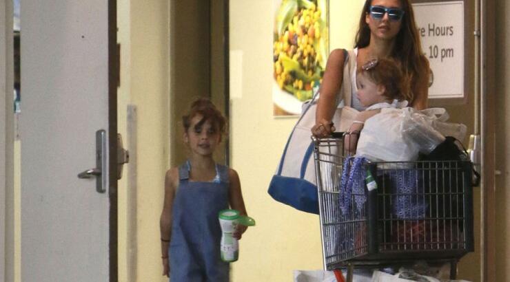 Jessica Alba: Για ψώνια μαζί με τις κόρες της.