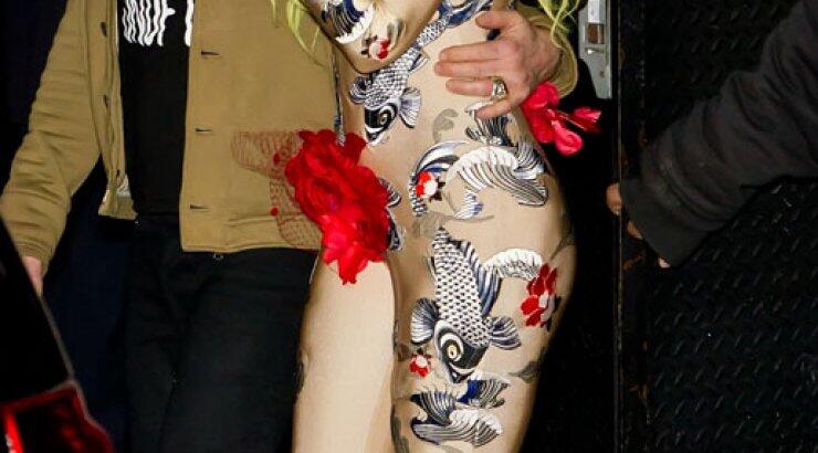 Lady Gaga: Έβαλε λουλούδι στα επίμαχα σημεία [εικόνες]