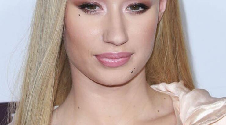 Ξεμπρόστιασαν την Ίγκι Αζαλέα με την περούκα [εικόνες]