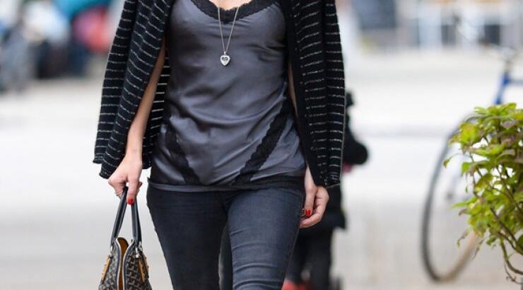 Διάσημη του Hollywood άλλαξε τα παπούτσια της στη μέση του δρόμου [εικόνες]