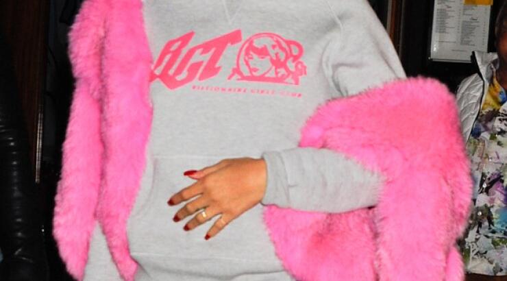 H ροζ γούνα της Rihanna [εικόνες]