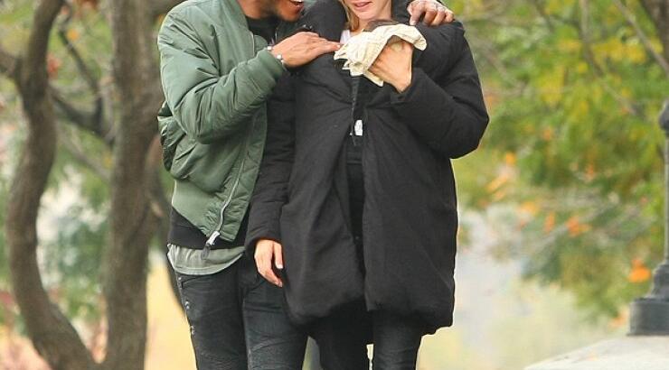 Διάσημο μοντέλο αγκαλιά με το νεογέννητό της [εικόνες]