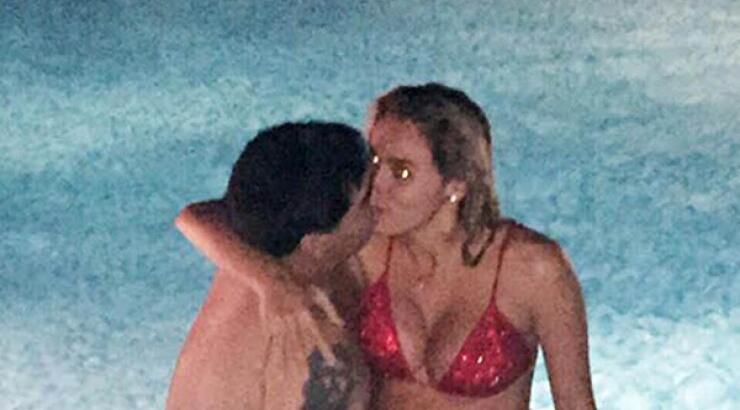 Ο Maradona χουφτώνει τη σύντροφό του στη πισίνα [εικόνες]