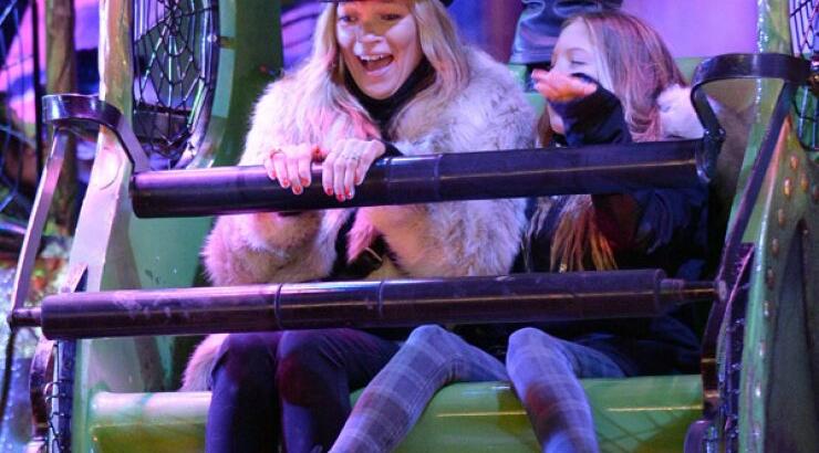 Η Kate Moss στο λούνα παρκ με την κόρη της [εικόνες]