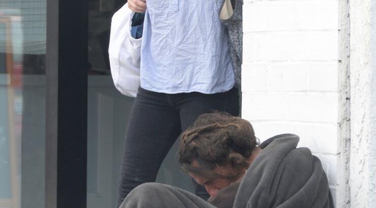 Drew Barrymore: Περνάει δίπλα από άστεγο και...τον αγνοεί [εικόνες]