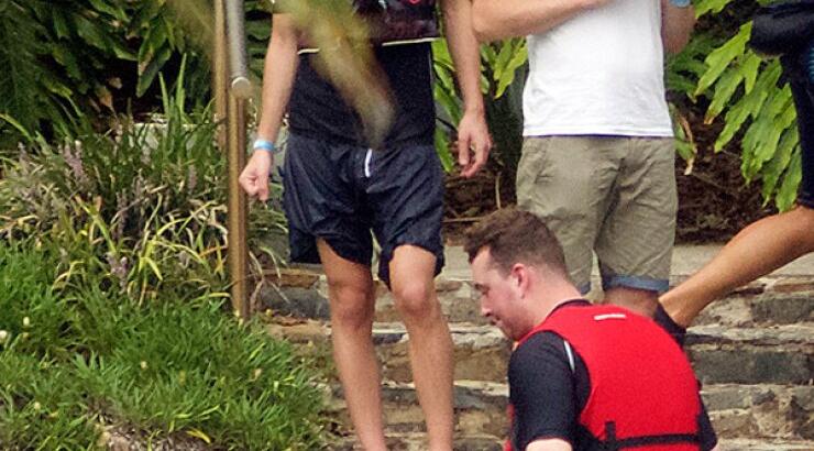 Διάσημος τραγουδιστής κολύμπησε με...δελφίνια! [εικόνες]