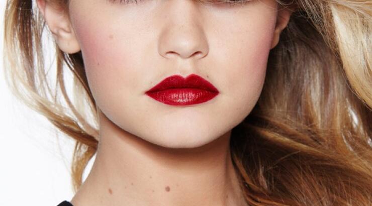 Ποιο είναι το νέο πρόσωπο της Maybeline; [εικόνα]