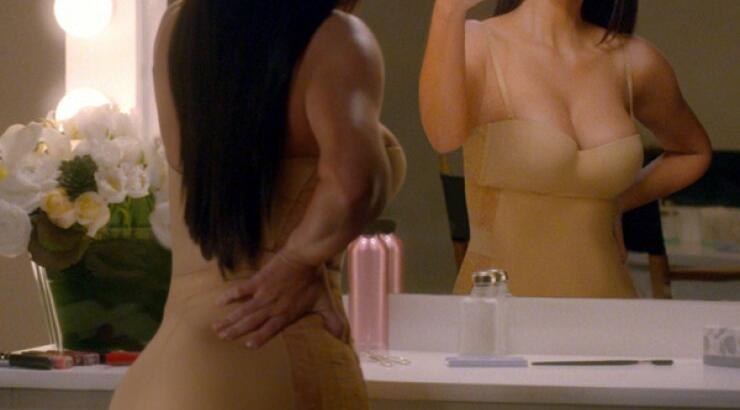 Η Kim Kardashian διαφημίζει τα οπίσθιά της στο Super Bowl [εικόνες]
