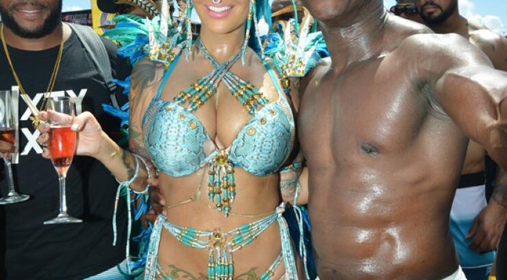 Διάσημο μοντέλο λικνίζεται ημίγυμνη στους ρυθμούς του καρναβαλιού [εικόνες]