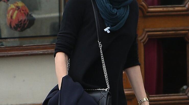 Η Charlize Theron μόνη της στο Παρίσι [εικόνες]