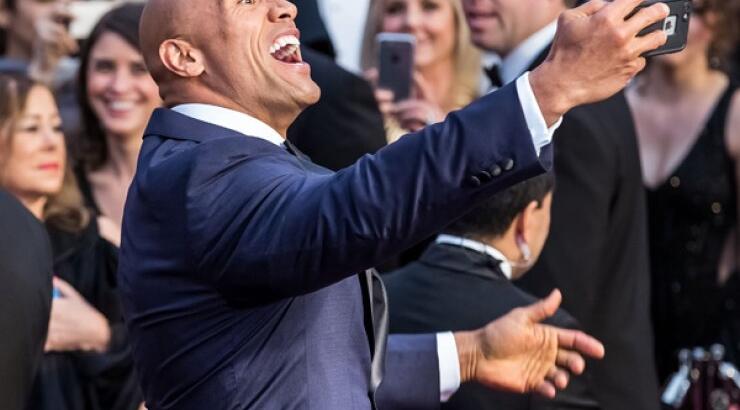 Ποιος διάσημος σταρ του Hollywood έβγαζε selfie στο χαλί των Oscar; [εικόνες]