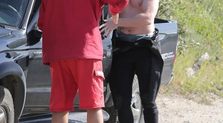 Δείτε τον seχy Christian Bale να αλλάζει ρούχα στη μέση του δρόμου [εικόνες]