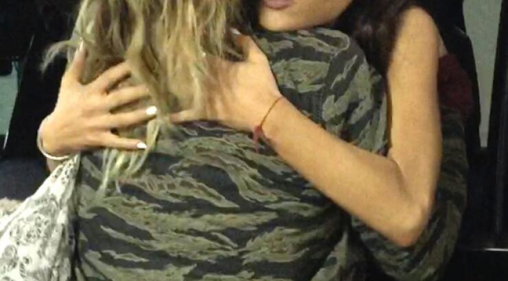 Διάσημη νεαρή τραγουδίστρια λατρεύει τους θαυμαστές της [εικόνες]