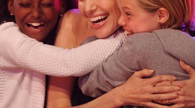 Η Angelina Jolie δέχεται την πιο γλυκιά αγκαλιά [εικόνες]