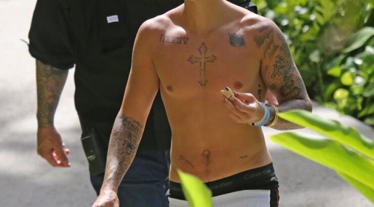 Ο Justin Bieber κυκλοφορεί ημίγυμνος για ακόμα μία φορά [εικόνες]