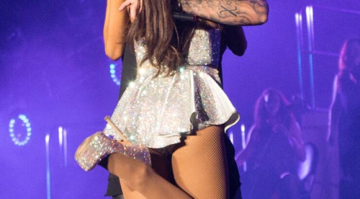 Ερωτικές αγκαλιές του Bieber πάνω στη σκηνή με διάσημη τραγουδίστρια [εικόνες]