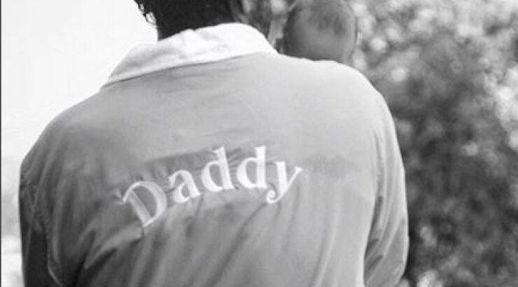 Επώνυμος Έλληνας ποζάρει με τον δύο μηνών γιο του! [εικόνα]