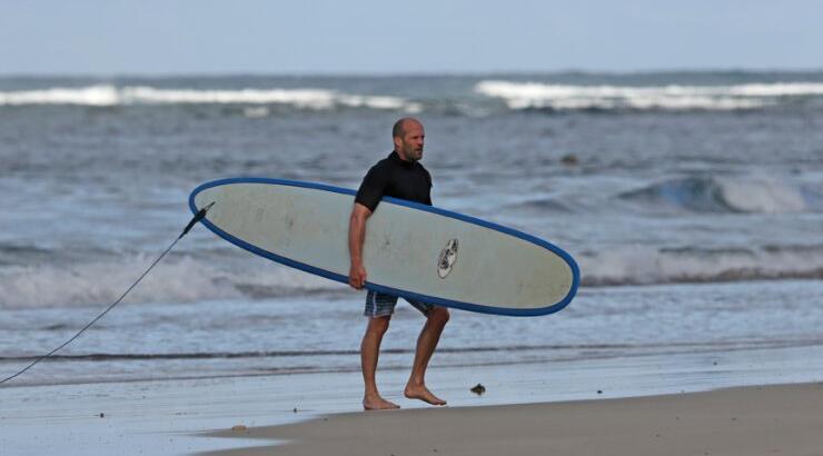 Ο Jason Statham πήγε για…surfing