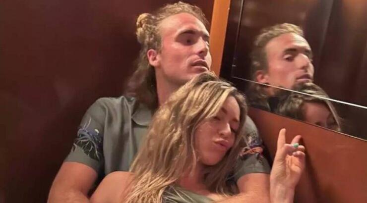 Το "δολοφονικό" βλέμμα της συντρόφου του Τσιτσιπά στον πατέρα του που έγινε viral [βίντεο] 