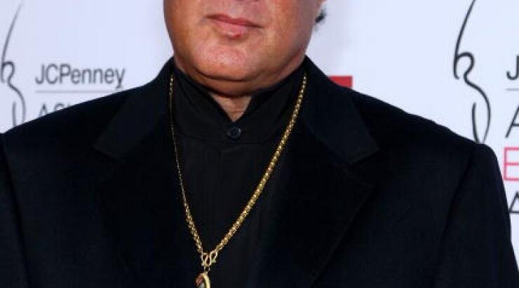 Ο Steven Seagal παίρνει τα όπλα